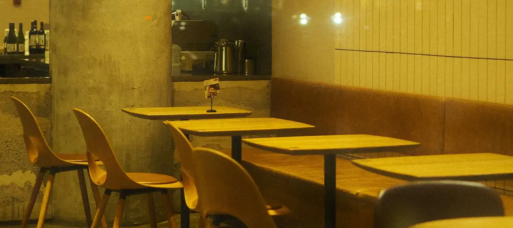 En tom restaurang en kväll, stolarna står på plats inför nästa pass.